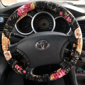 Steering wheel cover